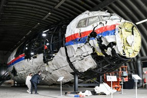 Aanklagers wonen een juryonderzoek bij van de reconstructie van het MH17-wrak als onderdeel van het moordproces, voorafgaand aan het begin van een kritieke fase, op 26 mei 2021 in Reijen, Nederland.