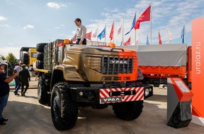Ein unbemannter Militärlastwagen Ural ist am 15. August 2022 auf dem internationalen militärisch-technischen Forum Army-2022 im Patriot Congress and Exhibition Center in der Region Moskau, Russland, ausgestellt.