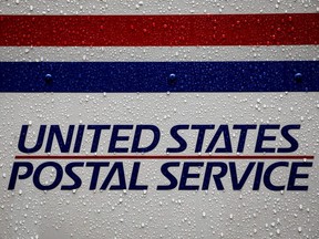 Ein Lastwagen des United States Postal Service wird am 13. April 2020 in Manhattan in New York City im Regen gesehen.