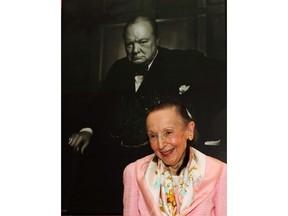 Estrellita Karsh, die Ehefrau des legendären Fotografen Yousuf Karsh, steht vor dem ikonischen Foto von Winston Churchill aus dem Jahr 1941, das ihr Mann am Dienstag, den 14. Juli 2009, in den Kammern des Sprechers des Unterhauses aufgenommen hat.