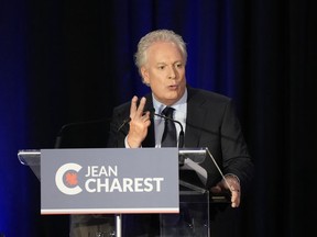 Jean Charest nimmt am Mittwoch, den 25. Mai 2022, an der französischsprachigen Führungsdebatte der Konservativen Partei Kanadas in Laval, Quebec, teil.