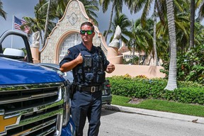 Lokale Polizeibeamte werden am 9. August 2022 vor dem Haus des ehemaligen US-Präsidenten Donald Trump in Mar-A-Lago in Palm Beach, Florida, gesehen.