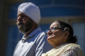 Surjit Singh Mann (links) und Jasmail Kaur Mann, Eltern des brutalen Übergriffsopfers, Maklers und Podcasters Joti Singh Mann, in Brampton, Ontario.  am Donnerstag, 11. August 2022. Die Mutter verjagte die drei Angreifer, die ihren Sohn mit zwei Macheten und einer Axt angriffen.