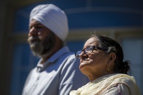 Surjit Singh Mann (links) und Jasmail Kaur Mann, Eltern des brutalen Übergriffsopfers, Maklers und Podcasters Joti Singh Mann, in Brampton, Ontario. am Donnerstag, 11. August 2022. Die Mutter verjagte die drei Angreifer, die ihren Sohn mit zwei Macheten und einer Axt angriffen.