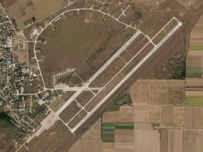 Ein Satellitenbild von Planet Labs PBC zeigt die Saki Air Base vor einer Explosion am Dienstag, den 9. August 2022, auf der Halbinsel Krim.