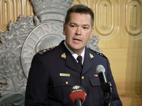 Chief Superintendent Tyler Bates vom South District Management Team des RCMP spricht während einer Pressekonferenz über einen Bernsteinalarm in Regina am Dienstag, den 9. August 2022. Die United States Border Patrol sagt, ein verurteilter kanadischer Sexualstraftäter sei durch einen Stacheldrahtzaun gefahren, um ihn zu überqueren die absichtliche Grenze mit zwei Kindern und ihrer Mutter.