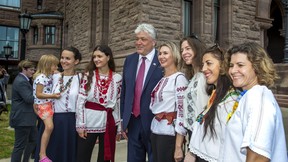 Oleksandr Shevchenko, Generalkonsul der Ukraine in Toronto, posiert für ein Foto mit dem Crescendo-Chor, während Torontos ukrainische Gemeinde am 24. August 2022 im Queen's Park in Toronto den ukrainischen Unabhängigkeitstag feiert.