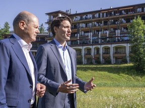 Premierminister Justin Trudeau und Olaf Scholz, Bundeskanzler der Bundesrepublik Deutschland, halten an, um mit den Medien zu sprechen, während sie am 27. Juni 2022 auf dem G7-Gipfel in Schloss Elmau, Deutschland, spazieren gehen.