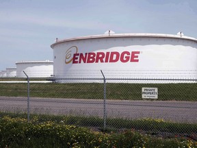 Dieses Foto vom 29. Juni 2018 zeigt Tanks am Terminal von Enbridge Energy in Superior, Wisconsin.