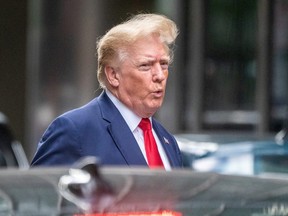 Donald Trump verlässt den Trump Tower zwei Tage, nachdem FBI-Agenten sein Haus in Mar-a-Lago Palm Beach in New York City, New York, USA, am 10. August 2022 durchsucht hatten.