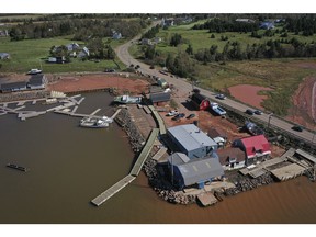 In einer Luftaufnahme Schäden an der Stanley Bridge Marina, darunter mehrere Boote, die von Wind und Sturmflut an Land gespült wurden, einen Tag nachdem der posttropische Sturm Fiona am 25. September 2022 in New London, Prince Edward Island, die Atlantikküste getroffen hatte.