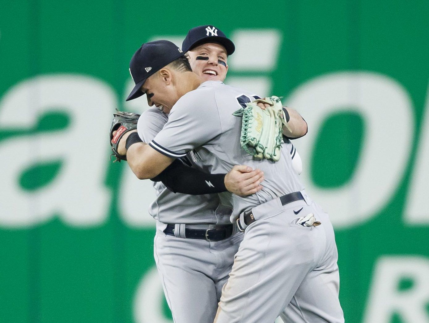 Yankees celebrate AL East title in style