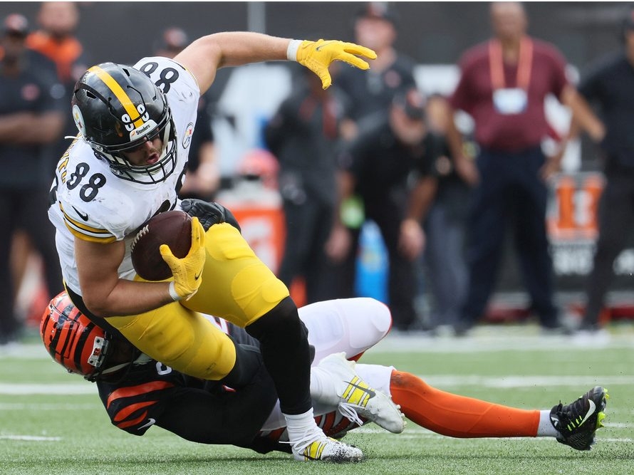 Pat Freiermuth pulls down incredible touchdown for Steelers vs. Browns