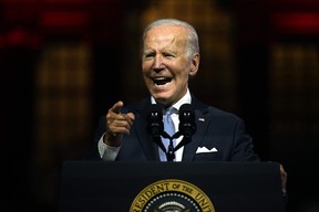 US-Präsident Joe Biden spricht am 1. September 2022 außerhalb des Independence National Historical Park in Philadelphia, Pennsylvania, über die Seele der Nation. (Foto von Jim WATSON/AFP) (Foto von JIM WATSON/AFP via Getty Images)