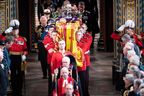 Die Bearer Party of The Queen's Company, 1st Battalion Grenadier Guards, tragen den Sarg von Queen Elizabeth II, gehüllt in eine königliche Standarte und geschmückt mit der Imperial State Crown und der Reichsapfel und dem Zepter des Souveräns in der St. George's Chapel in Windsor Castle beim Committal Service am 19. September 2022.  