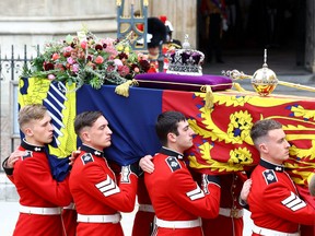 The coffin of Queen Elizabeth is carried into Westminster Abbey on the day of her state funeral and burial, in London, September 19, 2022.  REUTERS/Hannah McKay/Pool