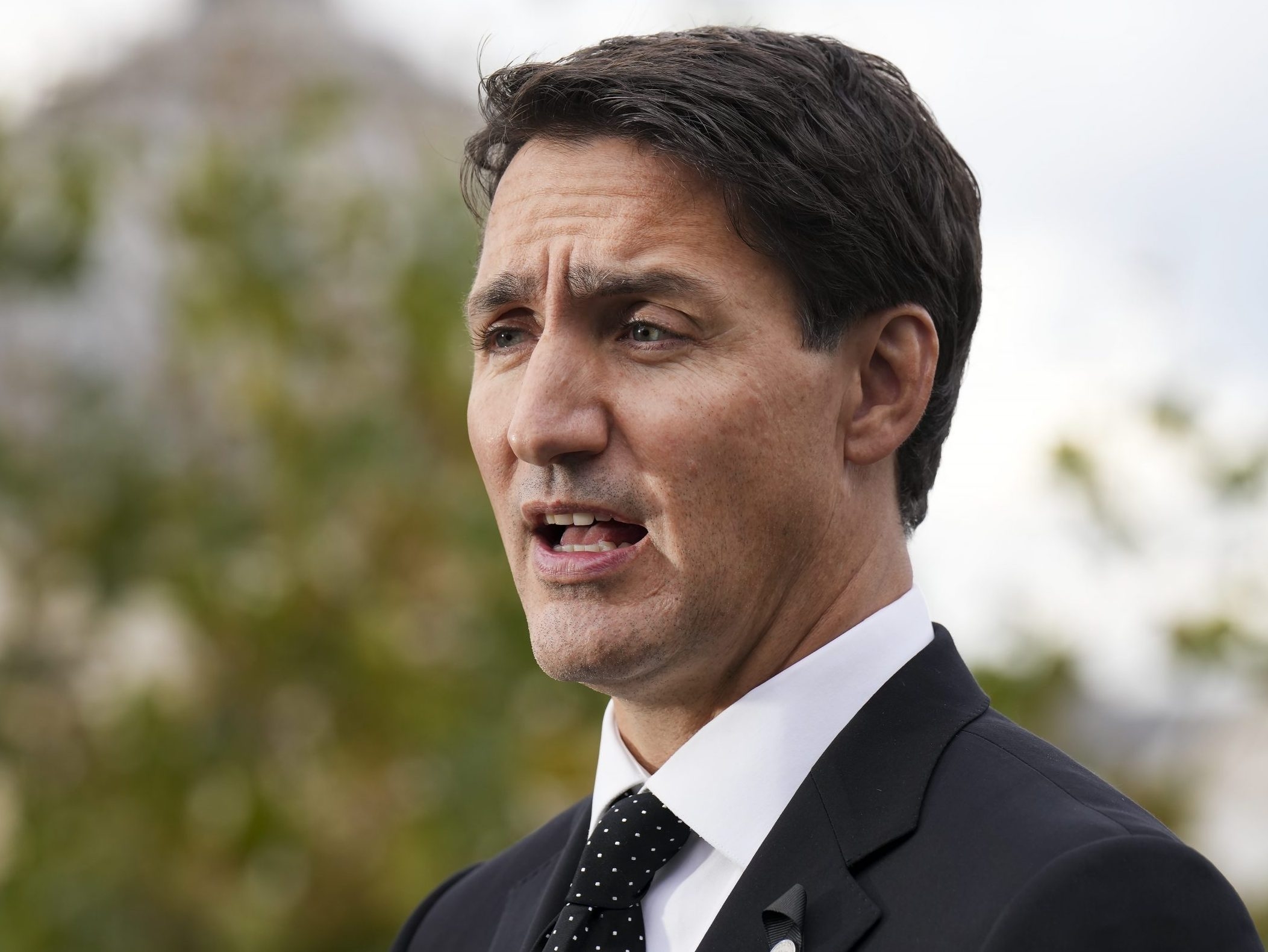 CAUGHT ON CAMERA Trudeau Sings Queen Songs On Eve Of State Funeral caught-on-camera-trudeau-sings-queen-songs-on-eve-of-state-funeral