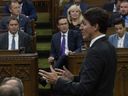 Premierminister Justin Trudeau erhebt sich während der Fragestunde am Donnerstag, den 22. September 2022, in Ottawa im Unterhaus. 