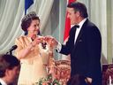 Königin Elizabeth II. stößt am 23. Oktober 1987 in Quebec City mit Premierminister Brian Mulroney an. 