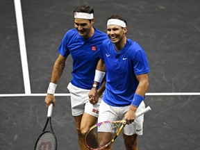 Roger Federer de l'équipe européenne, à gauche, et Rafael Nadal, à droite, partagent un rire lors de leur match de double contre Jack Sock et Frances Tiafoe de l'équipe mondiale à la Laver Cup à la 02 Arena de Londres, le vendredi 23 septembre 2022.