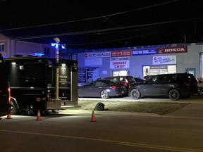 Die Polizei ermittelt in einer Autowerkstatt in Milton, nachdem am Montag, dem 12. September 2022, eine Person getötet und zwei weitere verletzt wurden. Joe Warmington/Toronto Sun