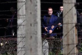 Aktor i były gubernator Kalifornii Arnold Schwarzenegger odwiedza były niemiecki nazistowski obóz koncentracyjny Auschwitz-Birkenau niedaleko Oświęcimia 28 września 2022 r.