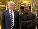 Nesta foto de arquivo de 13 de dezembro de 2016, o presidente eleito Donald Trump e Kanye West posam para uma foto no saguão da Trump Tower na cidade de Nova York. 