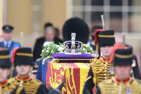 Die Lafette mit dem Sarg der verstorbenen Königin Elizabeth II. verlässt den Buckingham Palace und überführt den Sarg am Mittwoch, den 14. September 2022, in den Palace of Westminster in London.