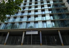 Cette vue générale montre l'extérieur du bâtiment de justice (palais de justice) à Bruxelles le 3 septembre 2022, où le fugitif britannique Robert Hindi Frigard serait détenu par les autorités après avoir fui la France fin août 2022.