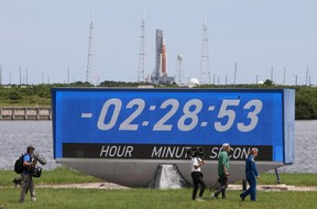 Die Mondrakete der nächsten Generation der NASA, das Space Launch System (SLS), mit der Orion-Crew-Kapsel, ist am 3. September 2022 in Cape Canaveral, Florida, auf dem Startkomplex 39B zu sehen, nachdem sich der Start der Mission Artemis 1 verzögert hatte .