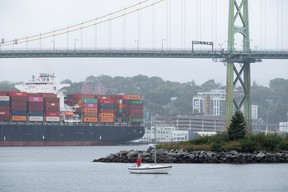 Jeffery Mosher bringt seine Schaluppe Ricochet in ein Dock, um sich auf die Ankunft von Hurrikan Fiona vorzubereiten, der am Freitagabend in Dartmouth, NS, am 23. September 2022 landen soll.