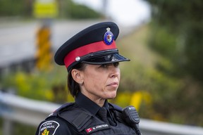 Regionale Polizeidienststelle von York.  Maniva Armstrong wendet sich an die Medien entlang Major Mackenzie Dr., westlich der Warden Ave., nach einer Kollision, die zum Tod der York Regional Police Const führte.  Travis Gillespie, 38 in Markham, Ont.  am Mittwoch, 14.09.2022.