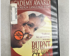 VHS-Kassette wurde 2003 in Kansas ausgecheckt.  Jounson County Central Resource Library/Facebook