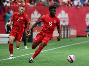 Kanadský stredopoliar Alphonso Davies (19) kontroluje loptu počas futbalového zápasu CONCACAF Ligy národov medzi Kanadou a Curaçao na BC Place vo Vancouveri 9. júna 2022. Kanada odohrá dva exhibičné zápasy v Rakúsku 23. a 27. septembra, výsledkom čoho bude FIFA World 2022 pohár v novembri.