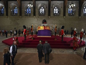 Mitglieder der öffentlichen Akte am Sarg von Königin Elizabeth II. in der Westminster Hall im Palace of Westminster in London am Mittwoch, den 14. September 2022.
