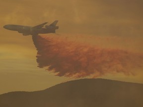Ein Lufttanker wirft am Mittwoch, den 31. August 2022, bei einem Lauffeuer in Castaic, Kalifornien, Verzögerungsmittel ab.