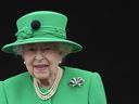 Königin Elizabeth II. steht während des Platinum Jubilee Pageant im Buckingham Palace in London am Sonntag, den 5. Juni 2022, am letzten von vier Tagen der Feierlichkeiten zum Platinjubiläum auf dem Balkon. 