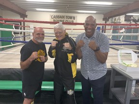 (C) Peter Wylie, Gründer des Cabbagetown Boxing Club, (R) BGC Toronto Kiwanis Executive Director Greg Gary und (L) Johnny Kalbhenn, langjähriger Trainer des Cabbagetown Boxing Club und ehemaliger Olympiateilnehmer.