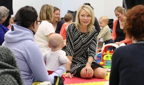 Candice Bergen, Staatsministerin für soziale Entwicklung, trifft sich mit Müttern und ihren Kindern in einer Kindertagesstätte in Winnipeg, 6. März 2015.