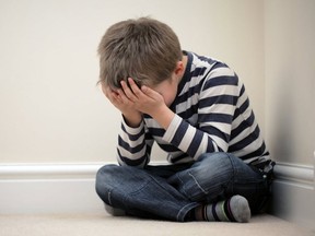 Enfant agacé assis sur un problème d'échelle