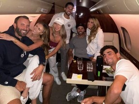 Dustin Johnson, Paulina Gretzky and friends on a plane (Paulina Gretzky/Instagram)