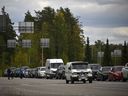 Autos, die aus Russland kommen, warten am 22. September 2022 in langen Schlangen am Grenzkontrollpunkt zwischen Russland und Finnland in der Nähe von Vaalimaa. 