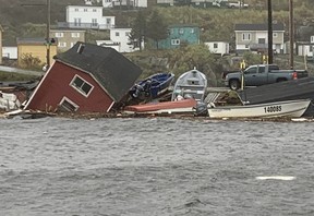 Dieses von Pauline Billard am 25. September 2022 bereitgestellte Handout-Bild zeigt Schäden, die durch den Hurrikan Fiona in Rose Blanche-Harbour le Cou, Neufundland und Labrador, verursacht wurden.