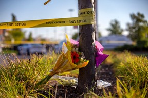 Flower werden in der Nähe des Tatorts zurückgelassen, an dem am Montag, den 12. September 2022, ein Polizist aus Toronto in Mississauga erschossen wurde. Ernest Doroszuk/Toronto Sun
