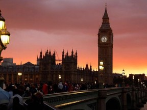 Mitglieder der Öffentlichkeit beobachten am 18. September 2022 auf der Westminster Bridge in London einen nationalen Moment der Reflexion, um der verstorbenen Königin Elizabeth II. ihren Respekt zu erweisen.