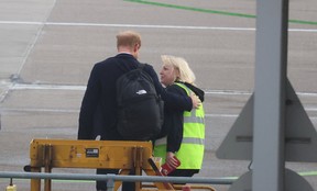 Prinz Harry ist mit einem Flughafenangestellten abgebildet, bevor er am Aberdeen International Airport in Aberdeen, Großbritannien, am 9. September 2022 in ein Flugzeug steigt.
