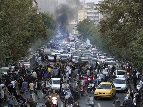 Auf diesem Mittwoch, dem 21. September 2022, einem Foto, das von einer Person aufgenommen wurde, die nicht bei Associated Press beschäftigt ist und von AP außerhalb des Iran erhalten wurde, singen Demonstranten Parolen während eines Protestes gegen den Tod einer Frau, die von der Moralpolizei inhaftiert wurde Innenstadt von Teheran, Iran.