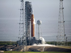 In diesem NASA-Handout ist die Rakete des Space Launch System (SLS) der NASA mit dem Orion-Raumschiff an Bord auf der mobilen Trägerrakete auf der Startrampe 39B zu sehen, während die Artemis-I-Startteams mehr als 700.000 Gallonen kryogene Treibmittel, einschließlich flüssigen Wasserstoff und flüssigen Sauerstoff, laden Der Countdown für den Start läuft am 3. September 2022 im Kennedy Space Center in Cape Canaveral, Florida.