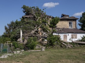 Ein beschädigtes Haus ist am Mittwoch, dem 24. August 2022, in Uxbridge, Ontario, zu sehen. Teile der Stadt wurden schwer beschädigt, als sie am 21. Mai 2022 von einem Tornado getroffen wurden.