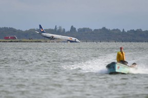 Cette photographie montre un Boeing 737 de l'Aéropostale après avoir dépassé la piste lors de sa phase d'atterrissage de nuit à l'aéroport de Montpellier, le 24 septembre 2022.